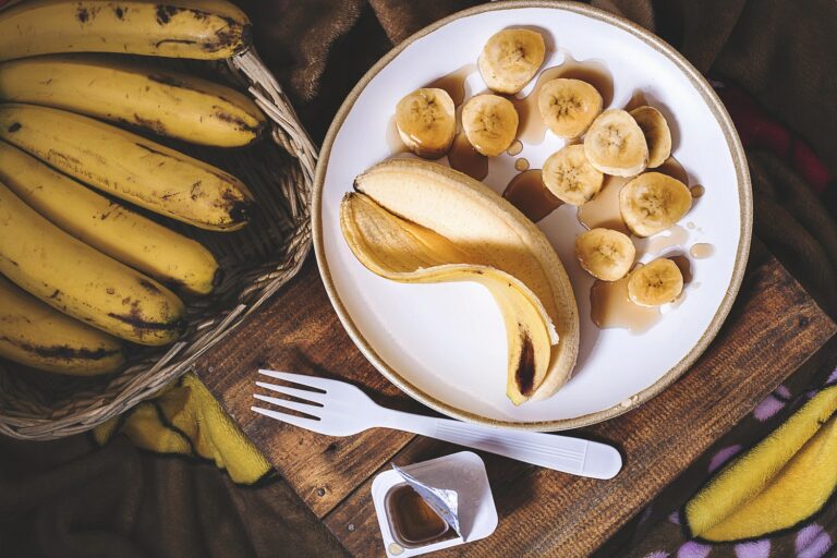 Are Bananas or Dates Good Pre-Workout Snacks?